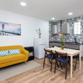 Sofa màu vàng trên thảm màu xám