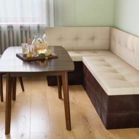 Góc mềm trong bếp của một căn hộ thành phố