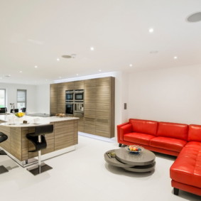 Sofa đỏ trong phòng trắng