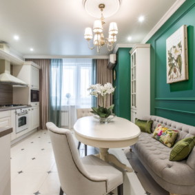 Sofa hẹp trong một nhà bếp cổ điển