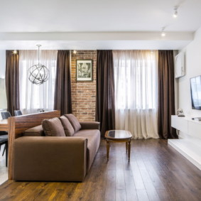 Rèm cửa màu nâu trên cửa sổ phòng khách