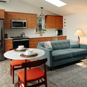 Ghế màu đỏ của ghế nhà bếp