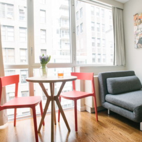 Ghế sofa gấp trước cửa sổ lớn