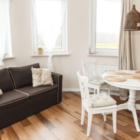 Đồ nội thất màu trắng trên sàn gỗ