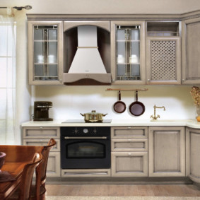 Φωτεινή κουζίνα με το στυλ ενός κλασικού από έναν ξένο κατασκευαστή