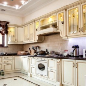 Κουζίνα με μαύρο πάγκο