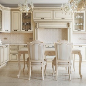 Κλασικές καρέκλες σε μια ευρύχωρη κουζίνα
