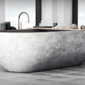 Kệ gỗ trên bồn tắm đá