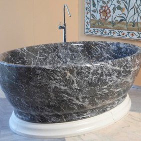 Bồn tắm đá xám trên bệ trắng