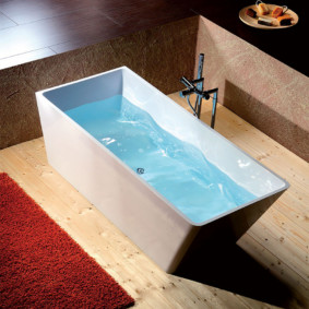 Nước tinh khiết trong bồn tắm đá