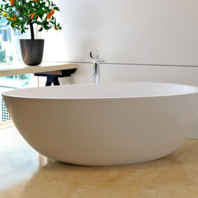 Hoa trong nhà trên kệ gỗ