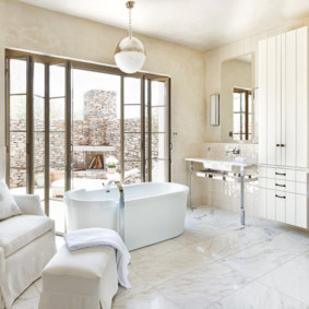 Ghế bành trong phòng tắm của một ngôi nhà riêng