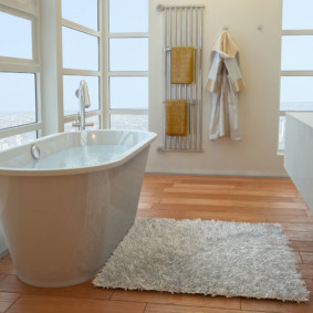 Thảm xám với một đống dài