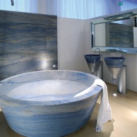 Bồn tắm tròn với những bức tường dày