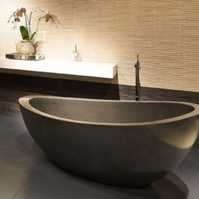 Hoa lan trên kệ trong phòng tắm