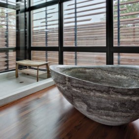 Bồn tắm đá granite trên sàn gỗ