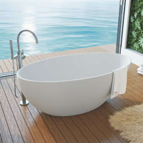 Sàn bồn tắm gỗ trong một ngôi nhà nông thôn