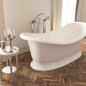 Sàn gỗ trong phòng tắm của một ngôi nhà riêng