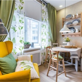 Canapea galbenă în interiorul bucătăriei