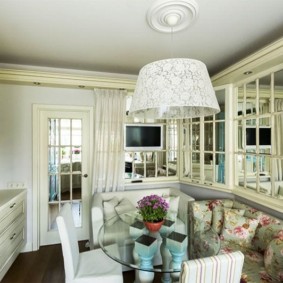 Oglinzi în interiorul bucătăriei unei case private