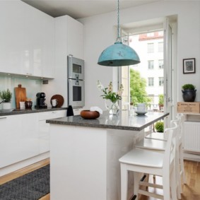 Bucătărie insulă mică