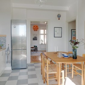 Grup de prânz în bucătărie cu pereți albi