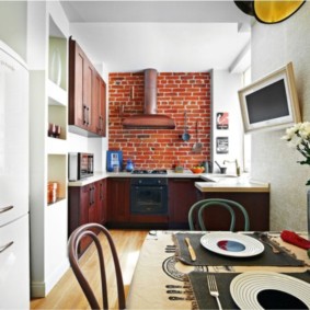 Deschide capota pe un zid de cărămidă