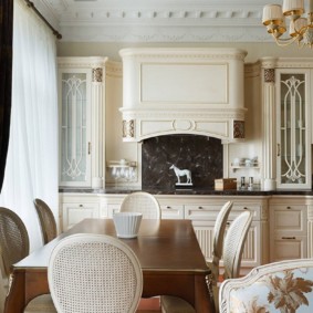 Hota de șemineu într-o bucătărie clasică