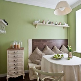 Pereții verzi ai bucătăriei într-o casă rurală