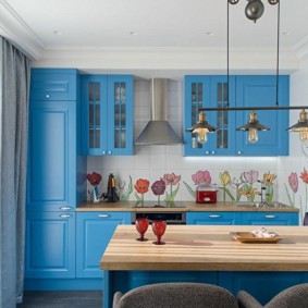 Fațade albastre ale unui set de bucătărie