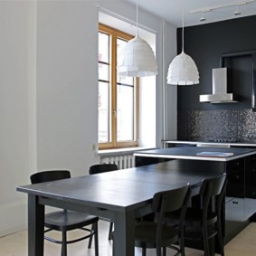 Masă întunecată în bucătărie fără perdele pe ferestre