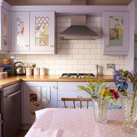 Șorț din ceramică în bucătăria unui apartament din oraș