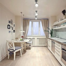 Podea laminată în bucătărie cu o suită directă