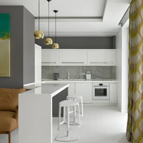 Contor de bar între bucătărie și sufragerie