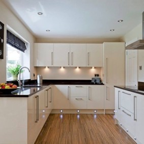 Bucătărie în formă de U dintr-o zonă mică