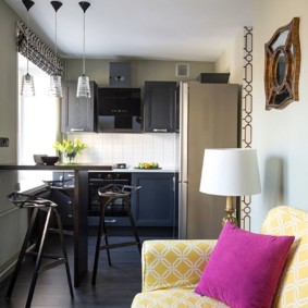 Perna roz pe canapeaua de bucătărie