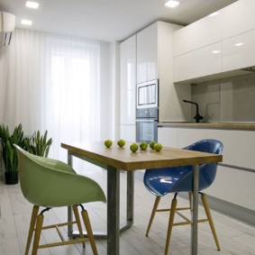 Scaune multicolore la masa de luat masa