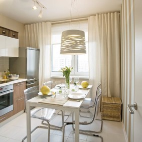 Scaune moderne pe un cadru metalic