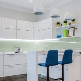 Scaune albastre într-o bucătărie albă