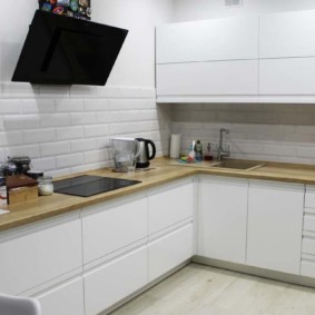 Μαύρη κουκούλα σε λευκό τοίχο