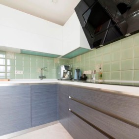 Μοντέρνα κουζίνα με ομαλές προσόψεις
