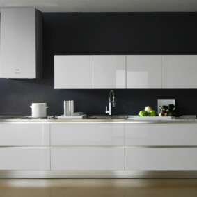 Λευκά ακουστικά σε γκρίζο φόντο τοίχου