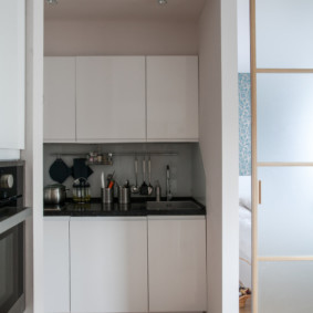 Συρόμενη πόρτα στην κουζίνα ενός διαμερίσματος πόλης