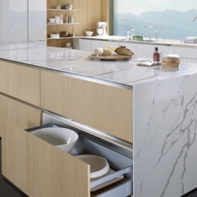 Πλάκες από πορσελάνη στο συρτάρι της κουζίνας