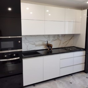 Μαύρη και λευκή κουζίνα με ομαλές προσόψεις