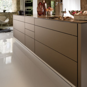 Καφέ πρόσοψη επίπλων κουζίνας