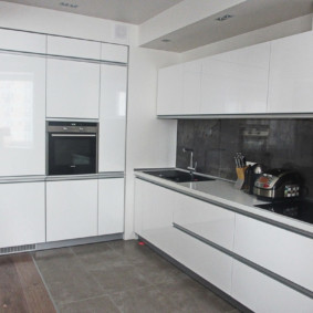 Λευκά έπιπλα κουζίνας