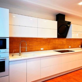 Πάνελ με ξύλινη επένδυση στην ποδιά κουζίνας