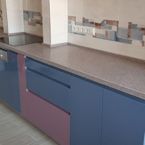 Μπλε πόρτες επίπλων κουζίνας