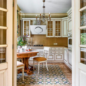 Πέτρινα πλακάκια στο πάτωμα της κουζίνας